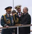 <p>O presidente russo, Vladimir Putin (direita), o ministro da Defesa, Sergei Shoigu (esquerda), o comandante da Frota do Mar Negro, Vice-Almirante Aleksander Vitko ,&nbsp;e o Diretor do Servi&ccedil;o Federal de Seguran&ccedil;a da R&uacute;ssia (FSB), Alexander Bortnikov, em Sevastopol no dia 9 de maio</p>  Foto: Reuters