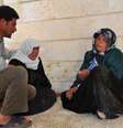 Homem conforta uma mulher curda que chora a morte de 15 curdos em Ras al-Ain  Foto: Reuters