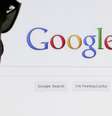 <p>O Google criou um formulário online acessível a todos os europeus para solicitar a remoção de links. Na foto, internauta usa a home do site de pesquisa</p>  Foto: Reuters