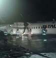 Um avião modelo ATR-72 da Total Linhas Aéreas fez um pouso de emergência na noite de ontem em Manaus  Foto: Corpo de Bombeiros / Divulgação