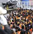 <p>Nesta foto de 14 de maio, imigrantes de regi&otilde;es do sul do Saara s&atilde;o resgatados por um navio&nbsp;da Marinha da It&aacute;lia no mar Mediterr&acirc;neo, entre a It&aacute;lia e a&nbsp;costa&nbsp;da L&iacute;bia</p>  Foto: Reuters