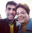 Selfie une o criado da 'Dilma Bolada', Jeferson Monteiro, e a presidente Dilma Rousseff  Foto: Facebook / Reprodução