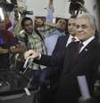 <p>O candidato da esquerda, Hamdeen Sabahi, deposita seu voto na capital, Cairo, em 26 de maio</p>  Foto: Reuters