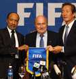 O catariano Mohamed Bin Hammam (à esq.) foi presidente da Federação Asiática de Futebol por nove anos e teria subornado dirigentes africanos  Foto: Getty Images 