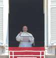 <p>O Papa pediu paz e di&aacute;logo na Rep&uacute;blica Centro-Africana e Ucr&acirc;nia, pa&iacute;ses que vivem intensos conflitos, durante missa realizada no Vaticano, em 1&ordm; de junho</p>  Foto: EFE