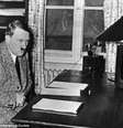 <p>Escrivaninha foi usada pelo ditador durante a Segunda Guerra Mundial</p>  Foto: Daily Mail / Reprodução