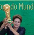 <p>Ao lado de Cafu, Dilma ergueu a ta&ccedil;a em gesto tradicional do capit&atilde;o da Copa do Mundo antes do in&iacute;cio do Mundial</p>  Foto: EFE
