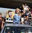 <p>Sírios que vivem no Líbano entoam hinos e carregam retratos de Bashar al-Assad enquanto dirigem em direção a embaixada síria em Beirute, em 28 de maio</p><p> </p>  Foto: AP