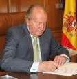 Rei Juan Carlos assina carta de abdicação ao trono espanhol  Foto: Casa de S.M. el Rey / Divulgação