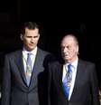 <p>Felipe de Borbón ao lado do pai Juan Carlos, que abdicou do reinado em 2 de junho</p>  Foto: AP