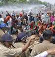 <p>Manifestantes entraram em confronto com&nbsp;a pol&iacute;cia ao tentar for&ccedil;ar passagem para o escrit&oacute;rio do&nbsp;ministro-chefe do estado indiano de Uttar Pradesh, durante um protesto contra o estupro&nbsp;de duas adolescentes, em Lucknow, em 2 de junho&nbsp;</p>  Foto: Reuters