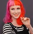 A cantora Hayley Williams pintou os fios de laranja e rosa, metade de cada cor  Foto: Shutterstock