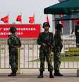 <p>Repressão feita em 1989 é tabu no país. Durante as vésperas da data, soldados fazem guarda na praça Tiananmen a fim de evitar manifestações</p>  Foto: Reuters
