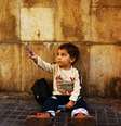 <p>Menino sírio pede esmola na rua; Anistia Internacional denunciou que sete crianças foram mortas nesta quinta-feira </p>  Foto: Getty Images 