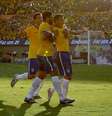 Daniel Alves acertou canto do goleiro em chute de fora da área  Foto: Ricardo Matsukawa / Terra