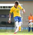 Neymar tentou driblar adversários com habilidade no ataque  Foto: Ricardo Matsukawa / Terra