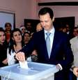 <p>Presidente Assad vota acompanhado da mulher, Asma, no centro de Damasco, em 3 de junho</p>  Foto: AP
