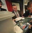 Sírio se prepara para escolher seu candidato em posto eleitoral na capital Damasco  Foto: Reuters