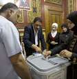 <p>Cidadã síria vota na capital, Damasco, em 3 de junho</p>  Foto: AP