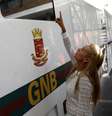 <p>Lilian Tintori, esposa do l&iacute;der opositor preso Leopoldo L&oacute;pez, aponta para o caminh&atilde;o blindado da&nbsp;Guarda&nbsp;Nacional&nbsp;enquanto espera para assistir o julgamento de seu marido no tribunal em Caracas, em&nbsp;2 de junho</p>  Foto: Reuters