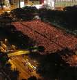 Dezenas de milhares se reúnem em Hong Kong para marcar a data de massacre chinês que aconteceu há 25 anos  Foto: Reuters