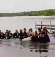 Padrinhos foram parar dentro do lago depois de um píer desabar com todos  Foto: BBC News Brasil