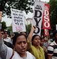 <p>Integrantes do Centro de Unidade Social da &Iacute;ndia (Suci) gritam&nbsp;palavras de ordem contra o governo durante um protesto contra o suposto estupro de uma estudante por tr&ecirc;s adolescentes em Kolkata, em 02 de junho&nbsp;</p>  Foto: AFP
