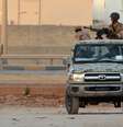 Imagem mostra militantes leais ao general Khalifa Haftar durante confrontos contra os islâmicos na cidade de Benghazi   Foto: AFP