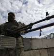 <p>Membro de mil&iacute;cia pr&oacute;-R&uacute;ssia monta guarda em um posto de controle na cidade de Slaviansk, leste da Ucr&acirc;nia. For&ccedil;as do governo ucraniano lutavam contra separatistas&nbsp;nesta quarta-feira, o que obrigou moradores&nbsp;a fugirem</p>  Foto: Maxim Zmeyev / Reuters