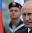 <p>Putin disse que est&aacute; disposto a conversar com o rec&eacute;m-eleito presidente ucraniano&nbsp;durante a&nbsp;cerim&ocirc;nia do 70&ordm; anivers&aacute;rio do Desembarque dos Aliados na Normandia. Na foto, o&nbsp;presidente russo acompanha um&nbsp;desfile&nbsp;em Sebastopol, na Crimeia, em 9 de maio</p>  Foto: AP