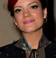 Lily Allen aposta em franja com trança para baile de gala  Foto: Getty Images
