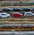 Caminhão de carga carrega carros novos em São Bernardo do Campo, São Paulo. A indústria de veículos do Brasil teve em maio a terceira queda consecutiva de produção na comparação anual, informou a Anfavea, associação que representa as montadoras, nesta quinta-feira. 29/04/2014  Foto: Paulo Whitaker / Reuters