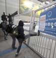 Passageiros pulam a grade de entrada da estação Itaquera do metrô de São Paulo. 05/06/2014  Foto: Chico Ferreira / Reuters
