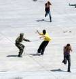 Imagem mostra policiais capturando um homem suspeito de ataque no dia 29 de maio   Foto: AFP