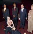 <p>Ativista é vista com o peito nu cravando a estaca na estátua do presidente russo. Próximas à cena, estão as estátuas de outros líderes</p>  Foto: AFP