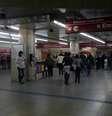 <p>Estação do Metrõ tinha policiamento e pouco movimento no início da noite</p>  Foto: Alan Morici / Terra