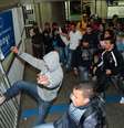 Passageiros derrubam as grades que fechavam a estação Corinthians-Itaquera na manhã desta quinta-feira  Foto: Peter Leone / Futura Press