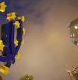 Logotipo do euro fotografado em frente à sede do Banco Central Europeu, em Frankfurt. O BCE reduziu sua estimativa para a inflação na zona do euro nesta quinta-feira, projetando que ela alcançará 1,4 por cento em 2016, ainda mais longe da meta de abaixo mas próximo de 2 por cento.  2/09/2013.  Foto: Kai Pfaffenbach / Reuters