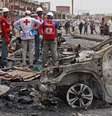 Equipe da Cruz Vermelha aparece em local onde carros-bomba explodiram em Jos, na Nigéria, em ataque no dia 21 de maio; extremistas do Boko Haram assumiram o controle de aldeias no nordeste da Nigéria  Foto: AP