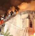 <p>Chamas iniciaram por volta da 01h00 local (02h00 de Brasília), segundo os bombeiros</p>  Foto: NY Daily News / Reprodução
