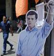 Silhueta de papel de Leopoldo López é vista em Caracas; ele responderá por violência de protestos em fevereiro deste ano  Foto: AFP