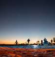Equipe do Loon prepara o lançamento durante o amanhecer, enquanto ciclistas curiosos param para olhar  Foto: Google Loon / Divulgação