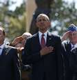 Presidente dos EUA, Barack Obama, e o presidente francês, François Hollande, ficam ao lado de veteranos em cerimônia de Comemoração ao Dia D, no Cemitério e Memorial Colleville-sur-Mer, na Normandia  Foto: Reuters