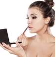 É fundamental saber os truques de maquiagem que deixam a mulher mais bonita  Foto: Shutterstock