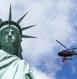 <p>Pétalas de rosas foram lançadas por helicópteros sobre a Estátua da Liberdade</p>  Foto: Reuters