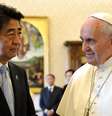 Papa Francisco atende do Japão o primeiro-ministro Shinzo Abe, durante uma audiência privada no Vaticano nesta sexta-feira  Foto: Reuters