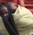 <p>Migrante com seu bebê ao desembarcar de um navio da Marinha italiana no porto de Augusta, na Siscília</p>  Foto: Antonio Parrinello / Reuters