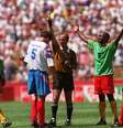 <p>Roger MIlla entrou para a história do futebol ao marcar o gol de Camarões na derrota por 6 a 1 diante da Rússia, na Copa de 1994. Apesar da goleada, ele se tornou o mais velho a balançar as redes em um mundial, com 42 anos</p>  Foto: Getty Images