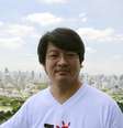 Sombat Boonngamanong, 42 anos, fundador da "Mirror Foundation", conhecido ativista da sociedade civil, posa para uma fotografia na Tailândia em julho de 2010  Foto: Reuters