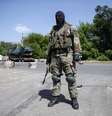 <p>Separatistas do leste afirmam que controlam entre 150 e 200 quil&ocirc;metros da fronteira entre Ucr&acirc;nia e R&uacute;ssia. Na foto, um&nbsp;rebelde pr&oacute;-R&uacute;ssia&nbsp;monta&nbsp;guarda em um posto de controle no leste da cidade ucraniana de Kramatorsk, em 4 de junho</p>  Foto: Reuters